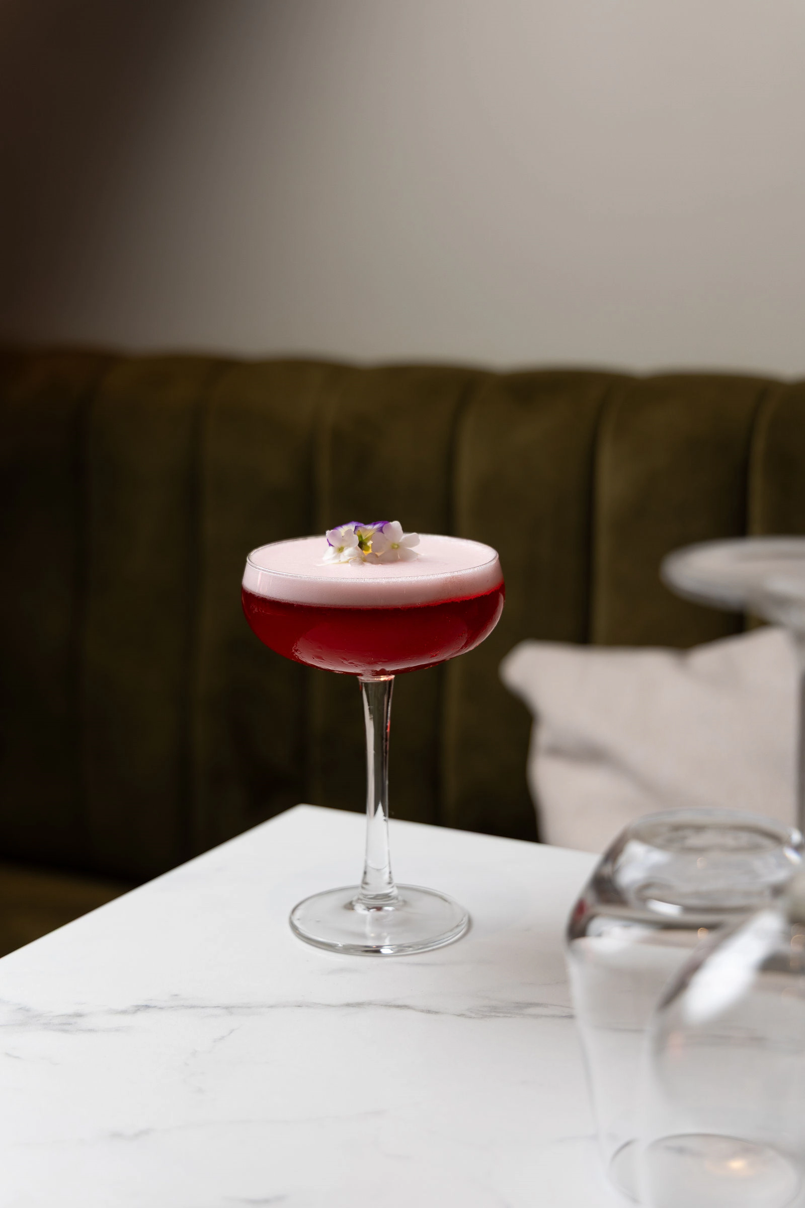Cocktail signature à la fleur comestible, bar de Maison Zue à Saumur