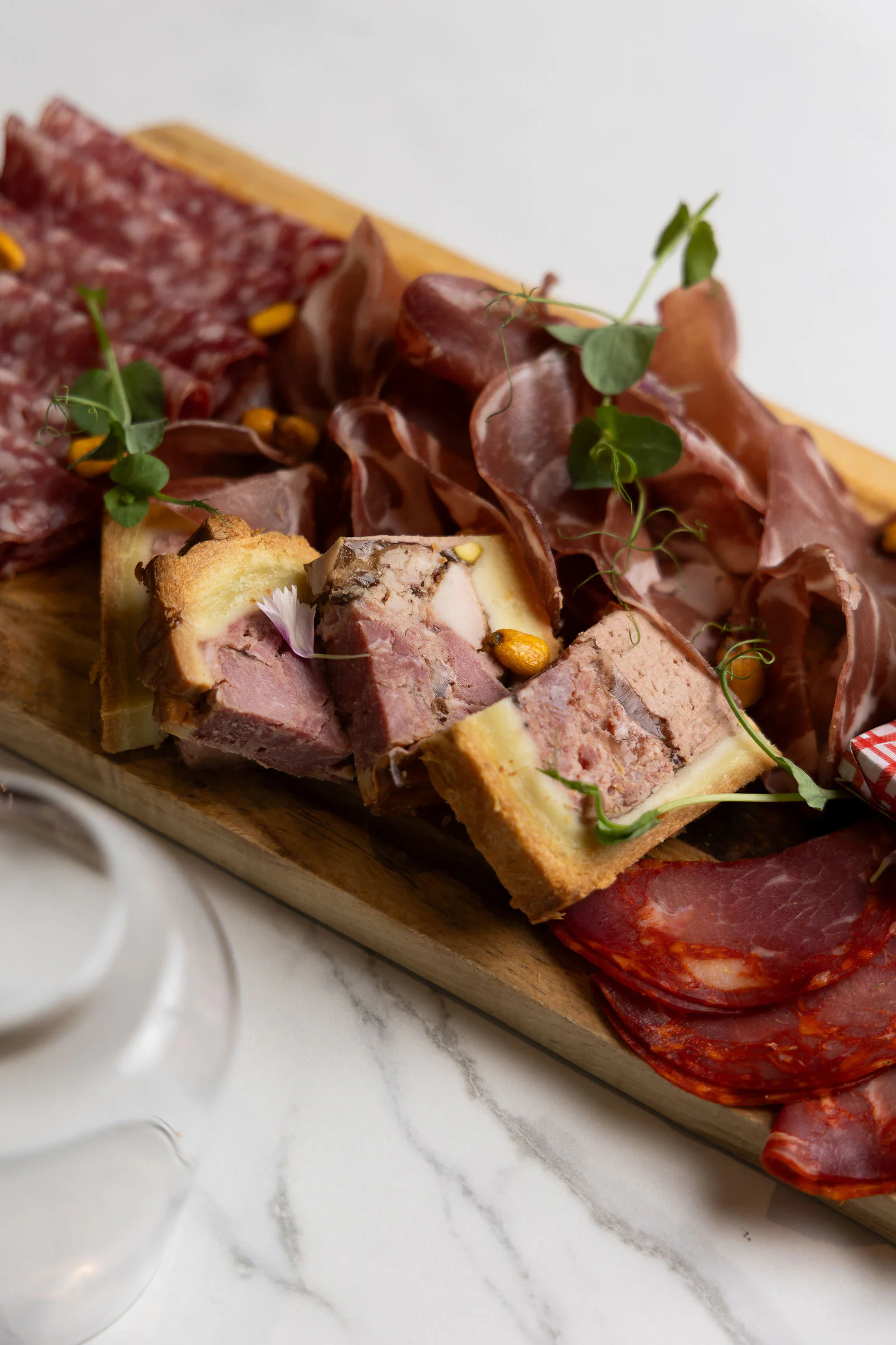 Planche de charcuterie et pâté en croûte à partager, Maison Zue à Saumur