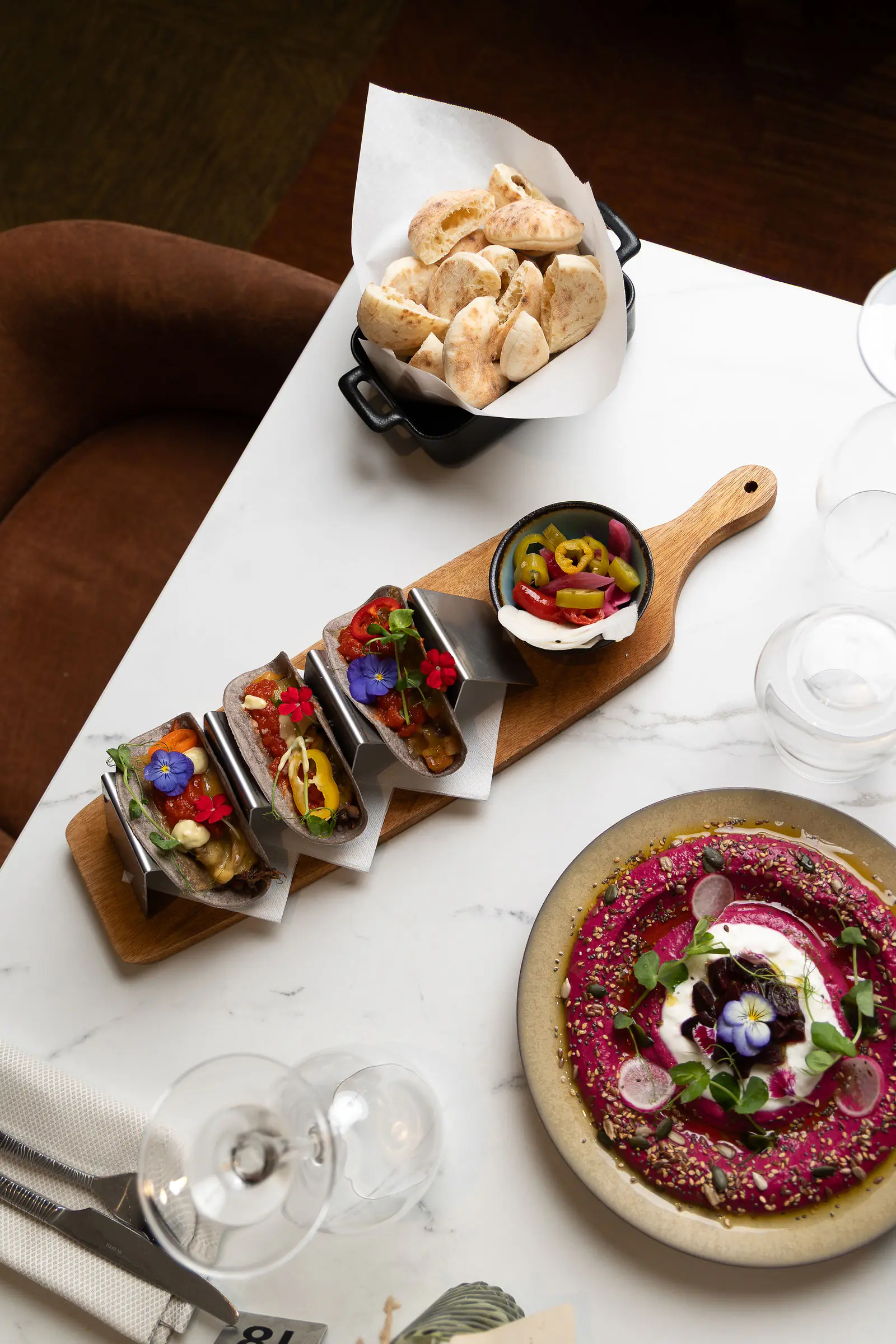 Tapas à partager, tacos et houmous de betterave, Maison Zue à Saumur
